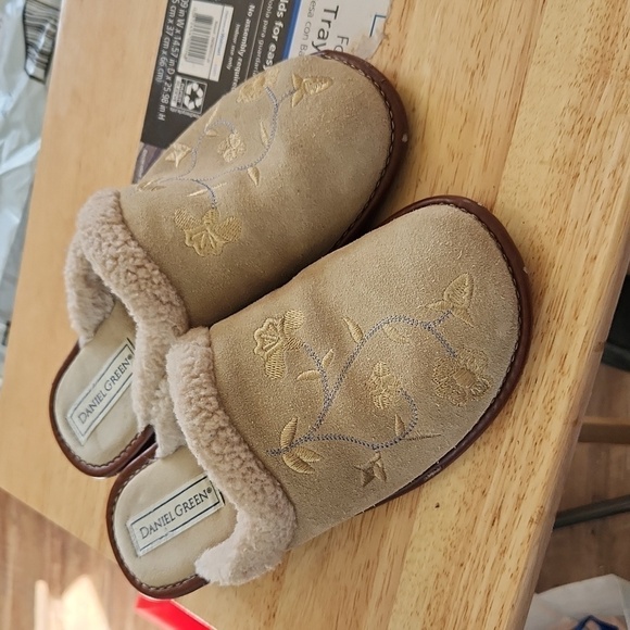 Embroidered Floral Clog Slippers by Daniel Green size 8 - Picture 1 of 8